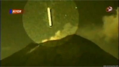Сигарообразный НЛО влетает в жерло мексиканского вулкана