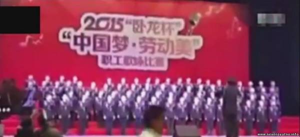 В Китае под сцену провалился хор из 80 человек (видео)