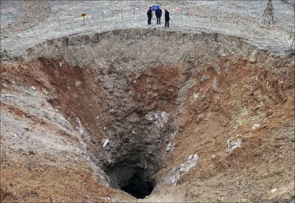 В поле под Волгоградом образовалась воронка глубиной 15 метров
