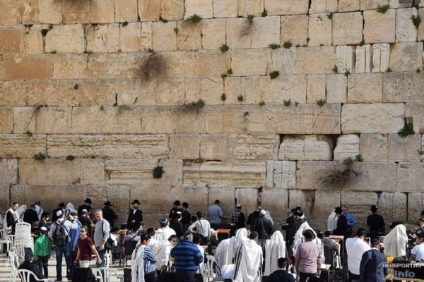 Стокилограммовый камень выпал из Стены Плача в Иерусалиме (видео)