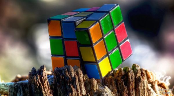 Японец сделал кубик Рубика, который собирается сам