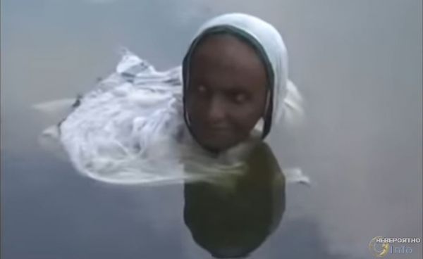 Жительница Индии 20 лет живет в воде