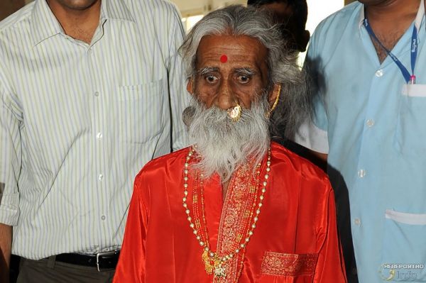 Индийский йог, который не пил и не ел 70 лет, умер от старости