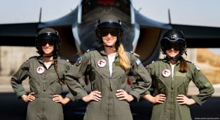 Американцам объяснили, что делают в армии беременные пилоты