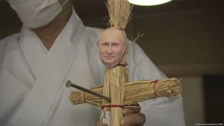 В японских храмах начали находить ритуальных соломенных кукол с лицом Владимира Путина