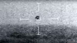 Опубликовано видео американских ВМС, на котором НЛО погружается в океан