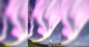 Солнечная буря вызвала редкое розовое полярное сияние в небе над Норвегией