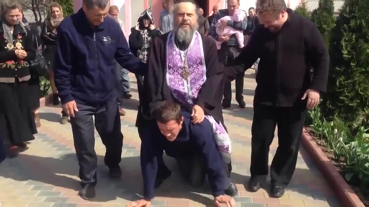 Экзорцизм 21 века. Грузный священник в Приднестровье прокатился верхом на «одержимом бесами» +ВИДЕО