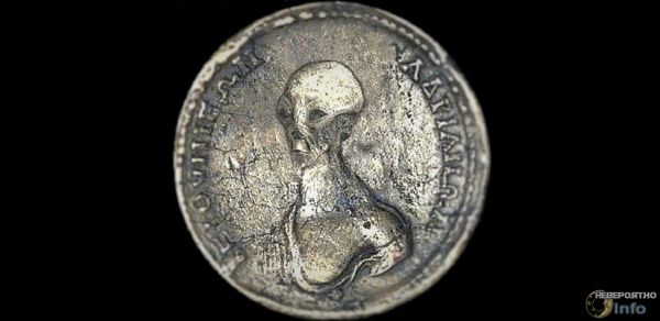 В Египте найдена монета с изображением инопланетянина