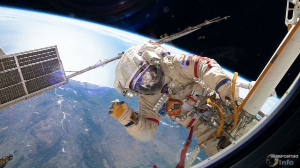 Во время работы космонавтов камеры МКС зафиксировали летающий объект