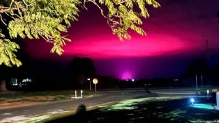 Розовое свечение в небе напугало жителей австралийского города