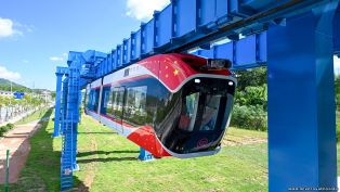 Китай запускает первый в мире «небесный поезд» на магнитной подвеске